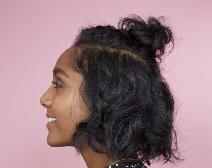 Kalau bosan dengan top knot biasa, kamu bisa mencoba ini! (Foto: All Things Beauty UK)