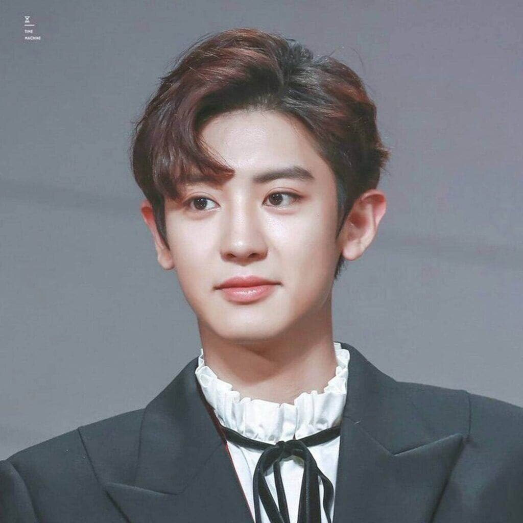 Channyeol EXO dengan gaya rambut comma