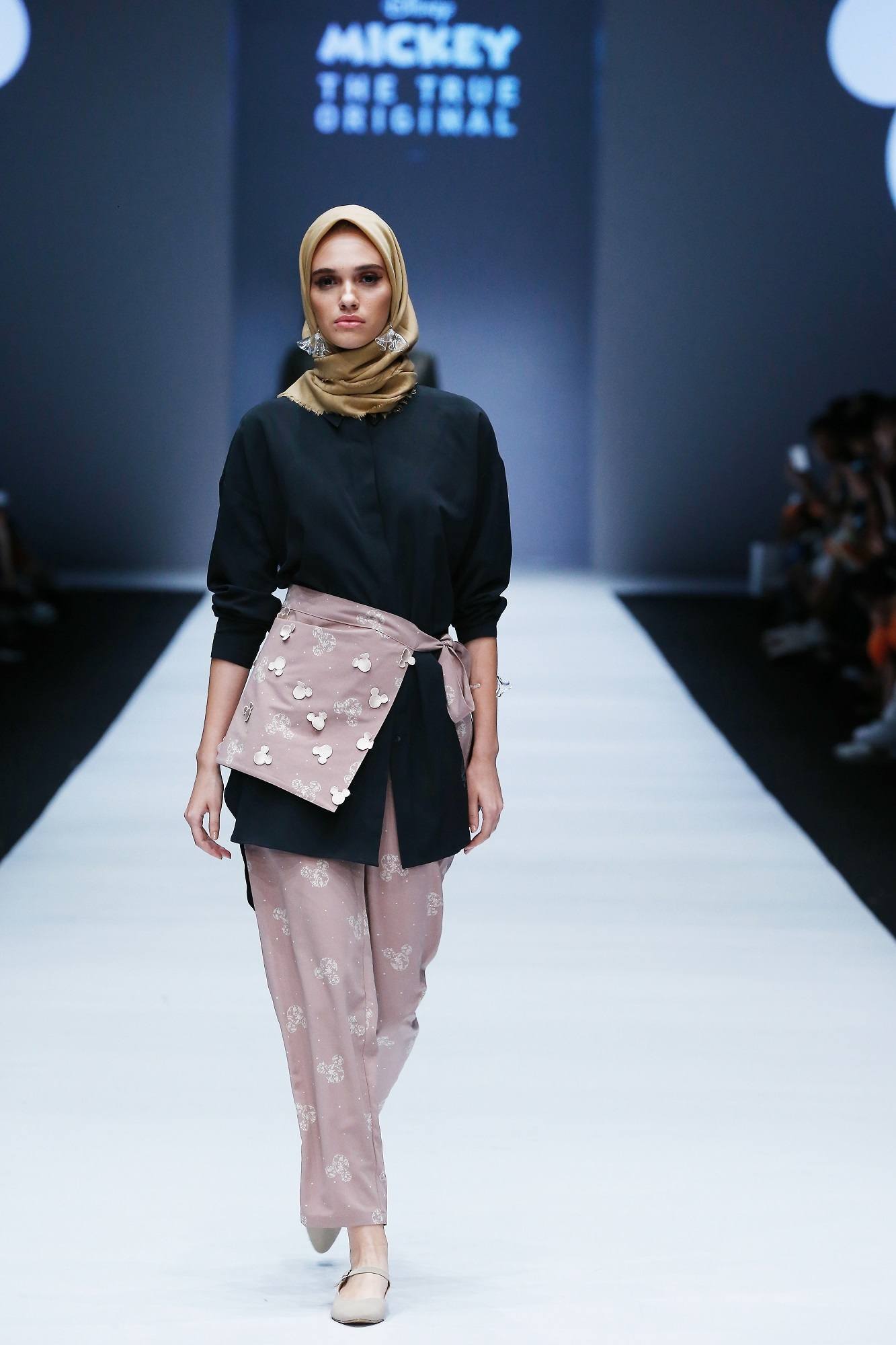 Seorang model berjalan di catwalk JFW 2019 memakai hijab dan baju buatan Jenahara