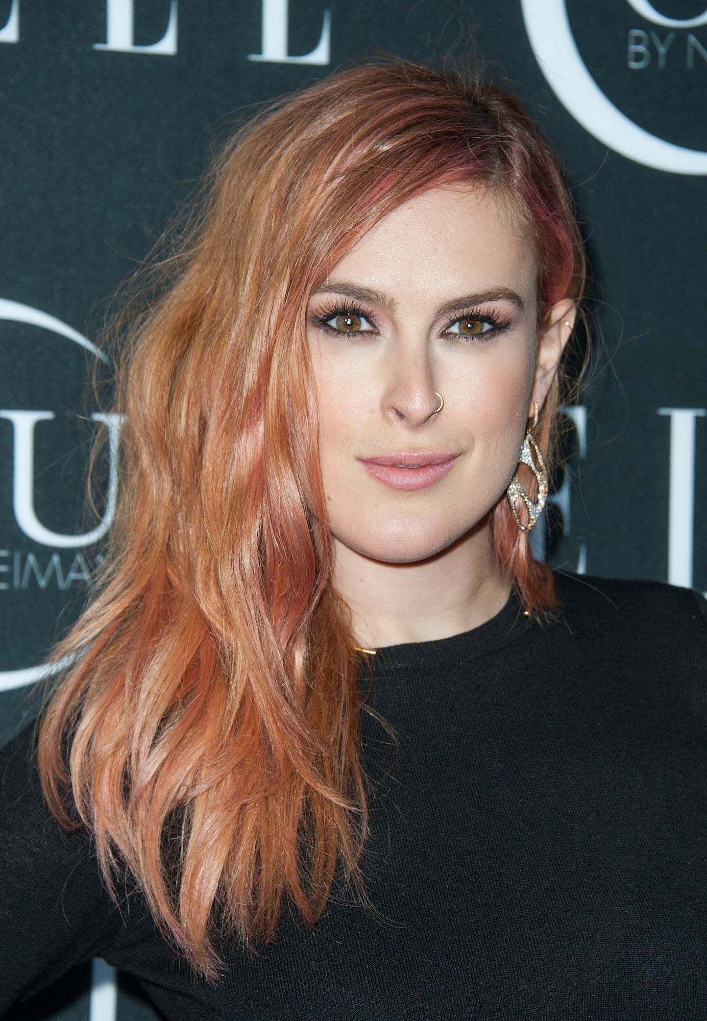 Tertarik mencoba warna pirang dengan sentuhan pink? (Foto: Getty Images)