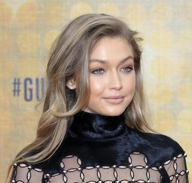 Gigi Hadid punya pipi yang chubby, namun bisa diakali dengan side bangs yang panjangnya dibiarkan memanjang hingga rahang. (Foto: Shutterstock)
