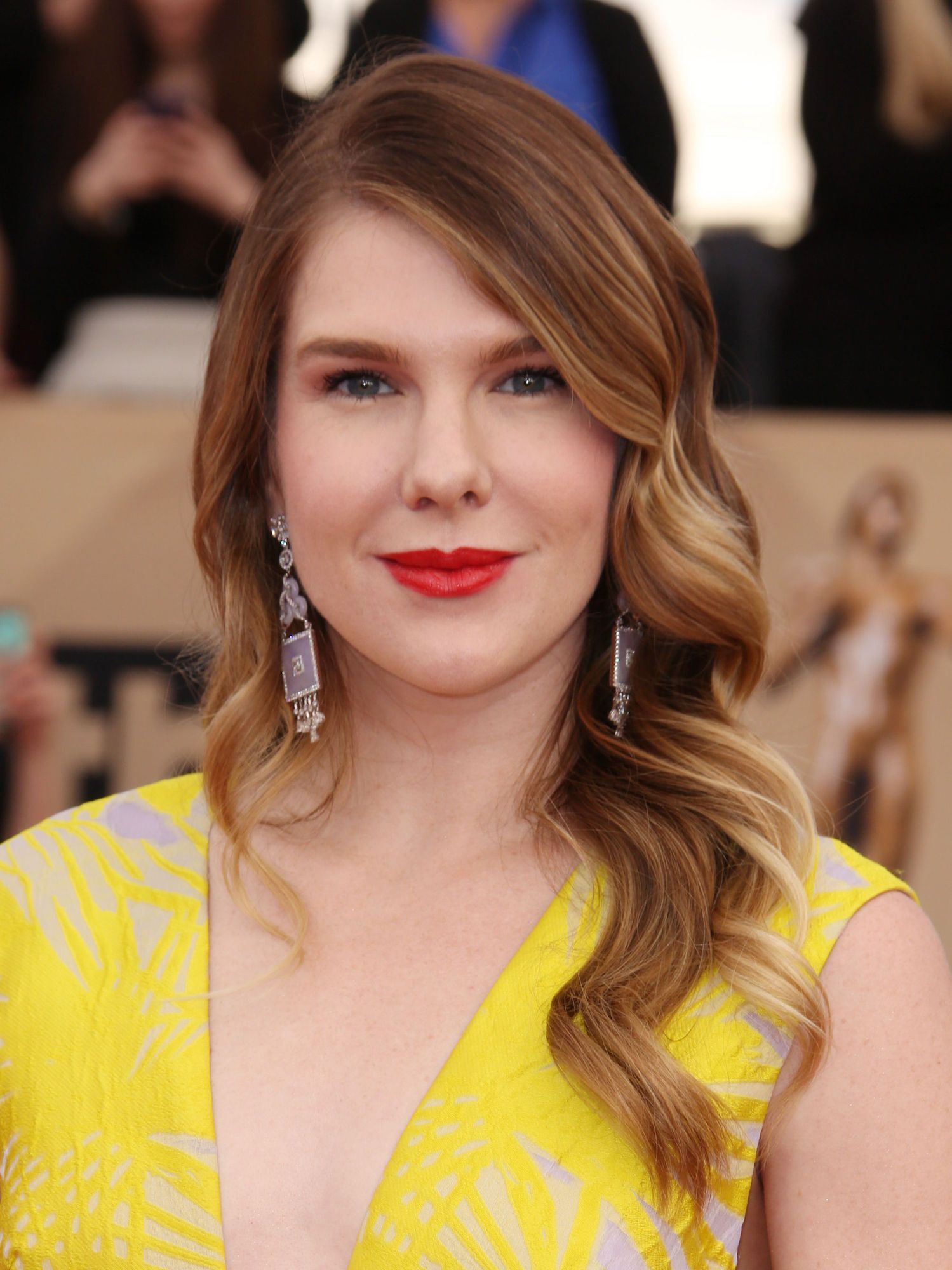 Tata rambut ke satu sisi untuk memberikan kesan elegan. (Foto: Shutterstock)