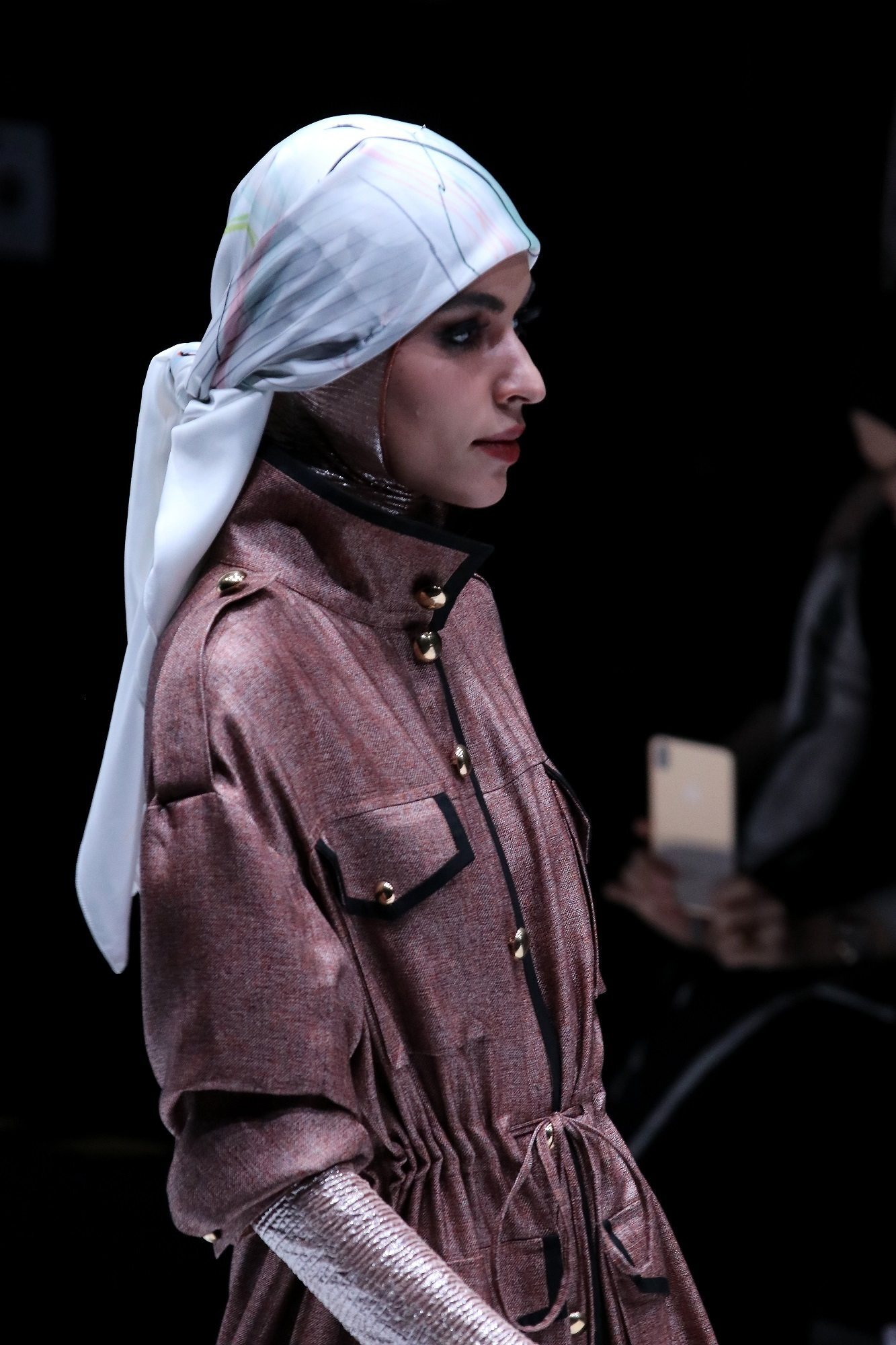 Model berjalan di catwalk JFW 2019 memakai hijab dan busana rancangan Norma Hauri