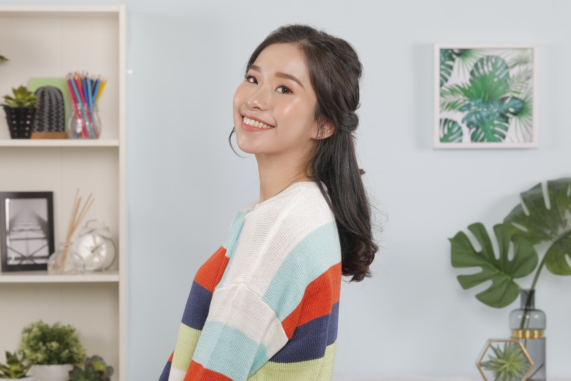 wanita asia dengan rambut panjang berwarna hitam