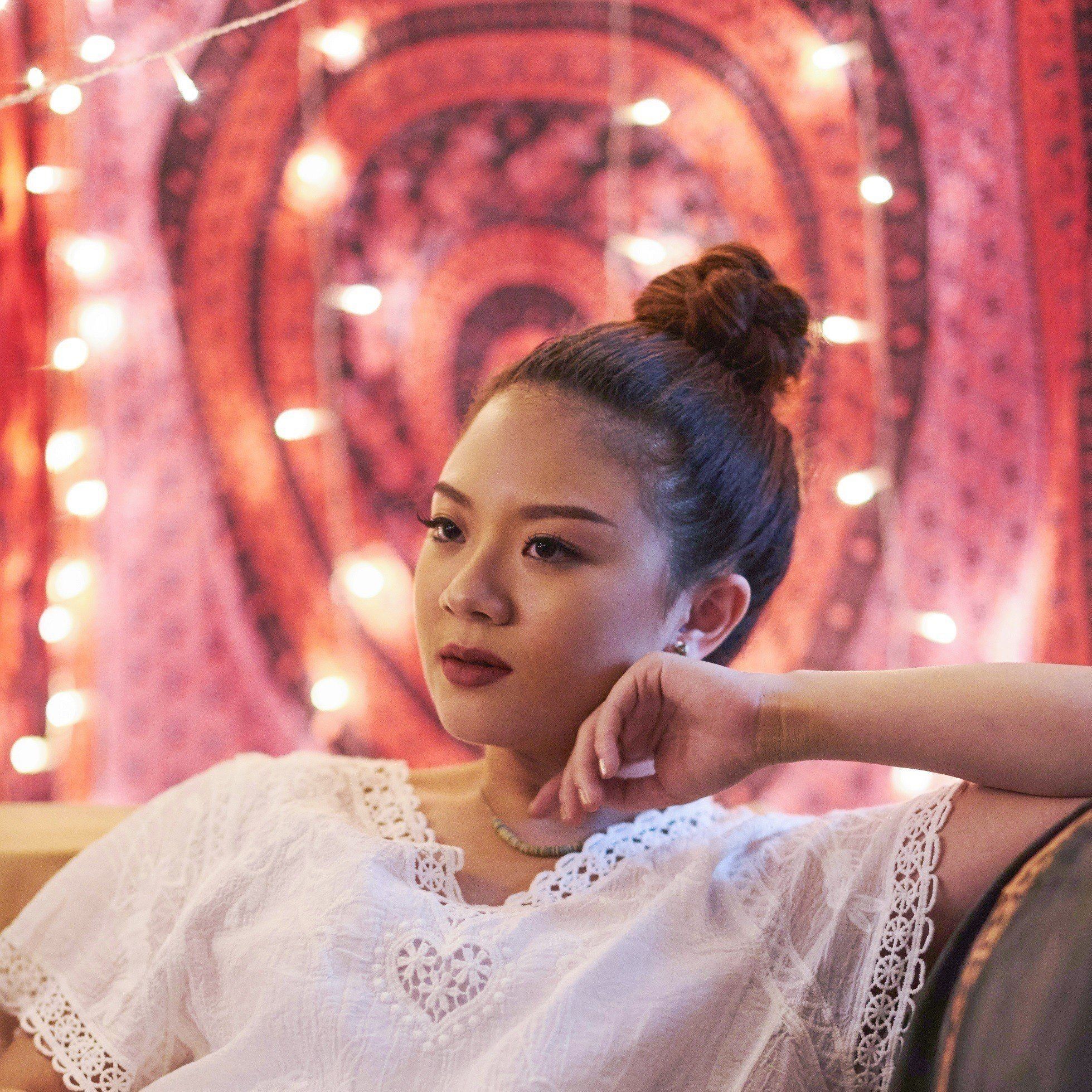 Top knot membantu merapikan rambutmu agar tidak berantakan, lho. (Foto: All Things Beauty)