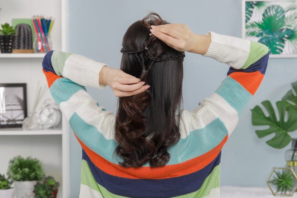 wanita asia dengan rambut panjang dan dikepang