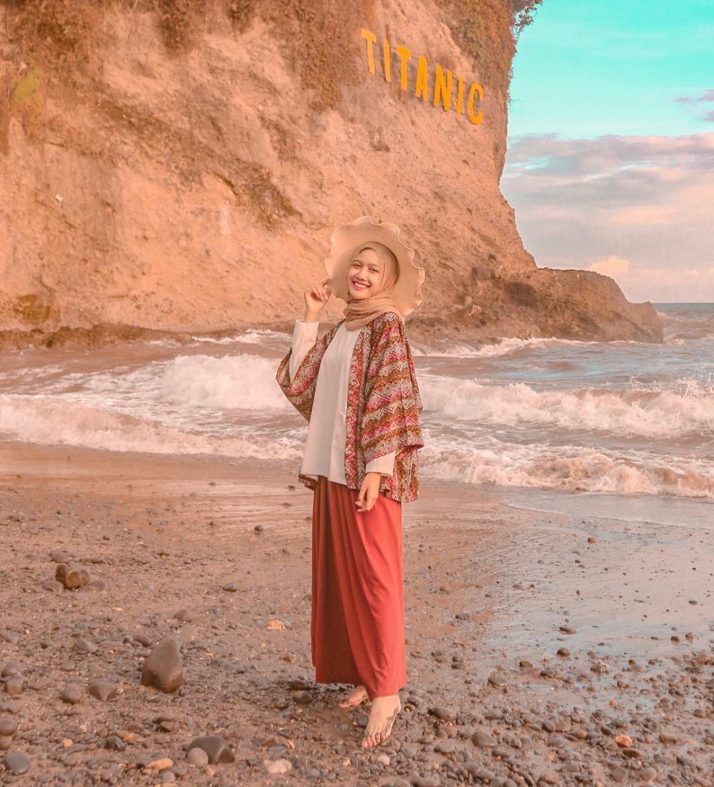 selebgram hijab dian wahyu marselina dengan outfit ke pantai