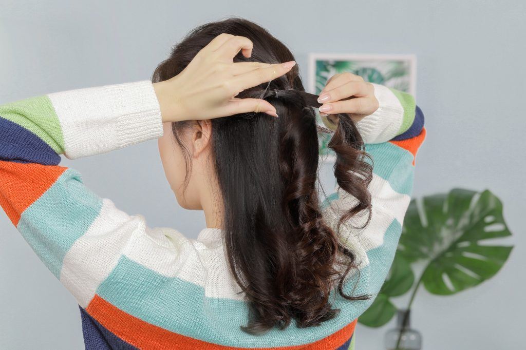 wanita asia dengan rambut panjang hitam diikat