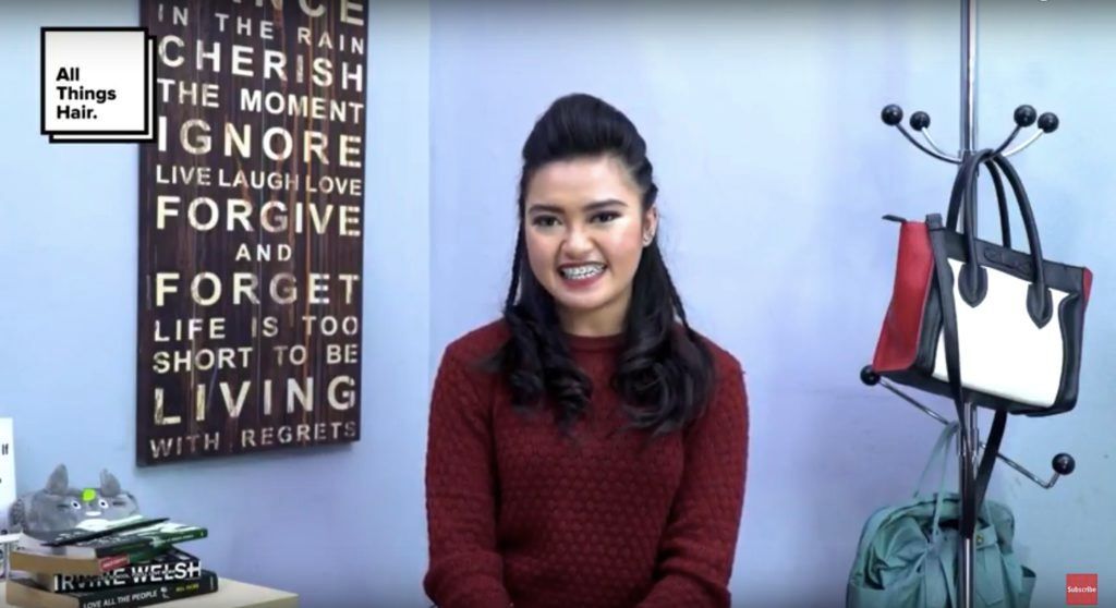 Gaya rambut yang playful dari Indira Calista