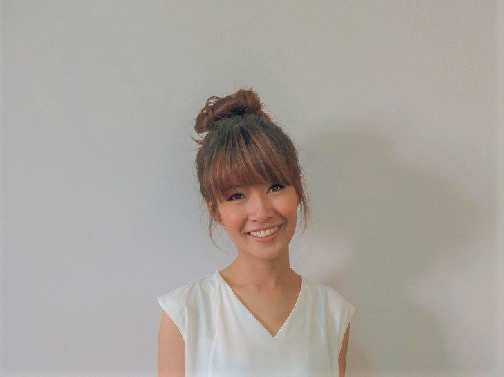 Poni rata dan messy bun jadi combo sempurna untuk samarkan pipi chubby. (Foto: Shutterstock)