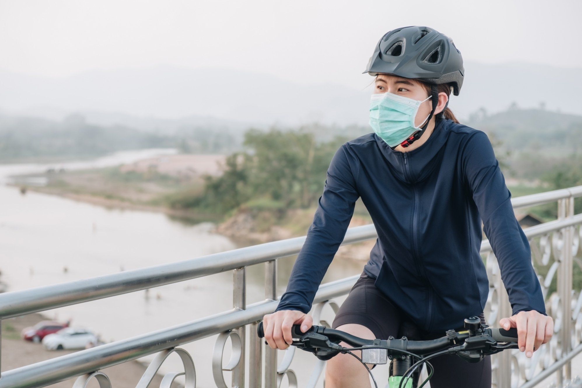 Menggunakan masker saat olahraga kardio sepeda