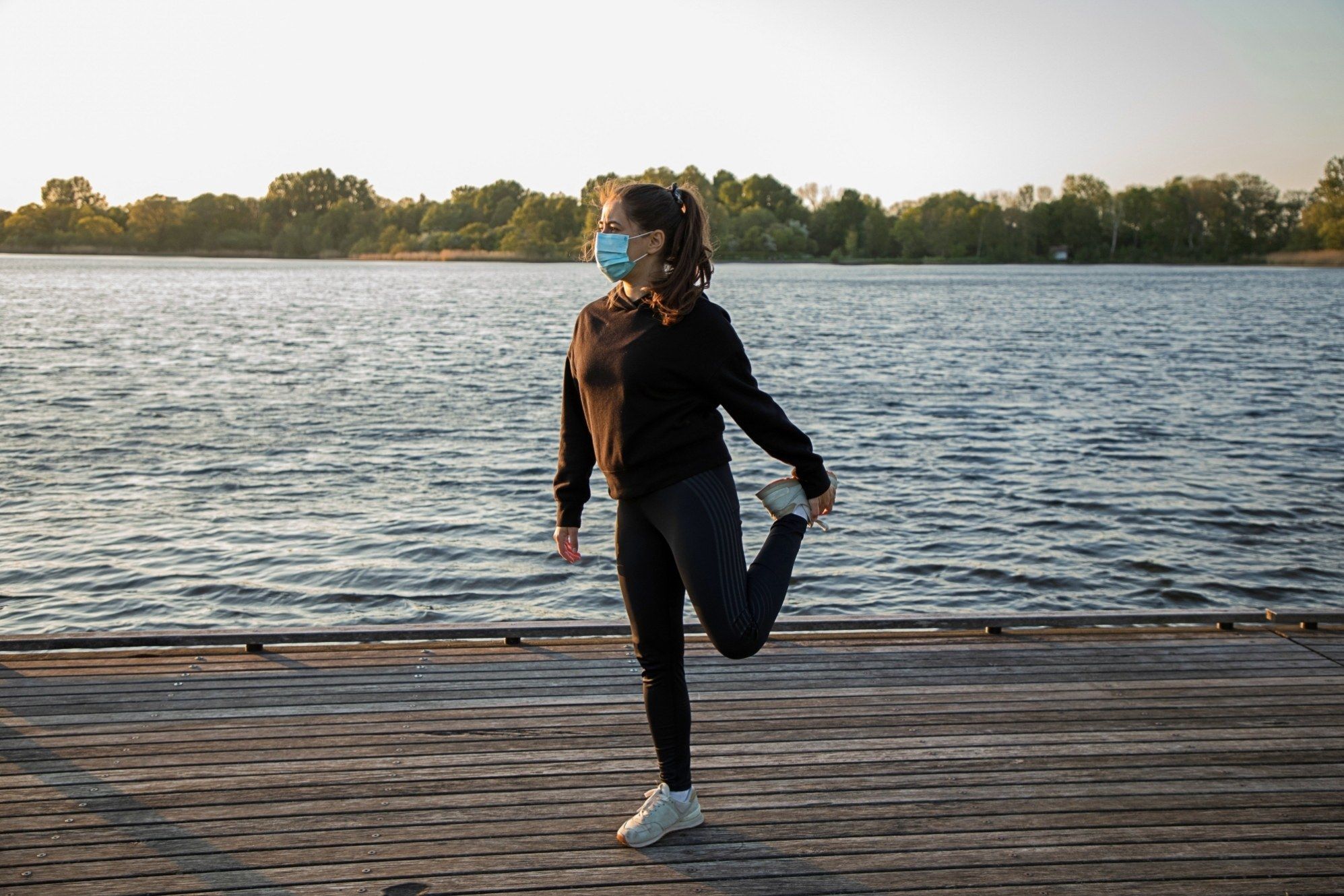 Wanita asia melakukan stretching di pinggir pantai