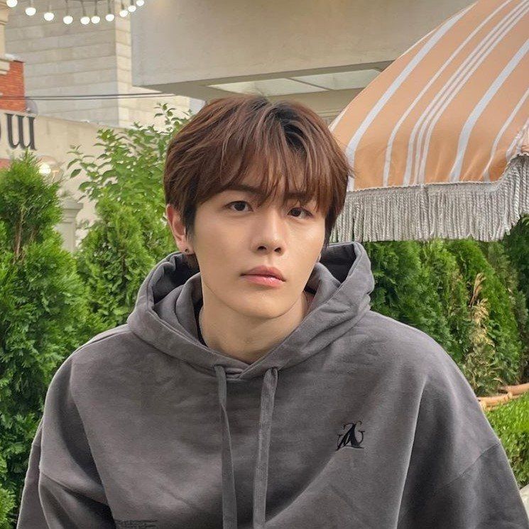 kpop idol ricky xodiac dengan rambut hasil bleaching warna cokelat kemerahan