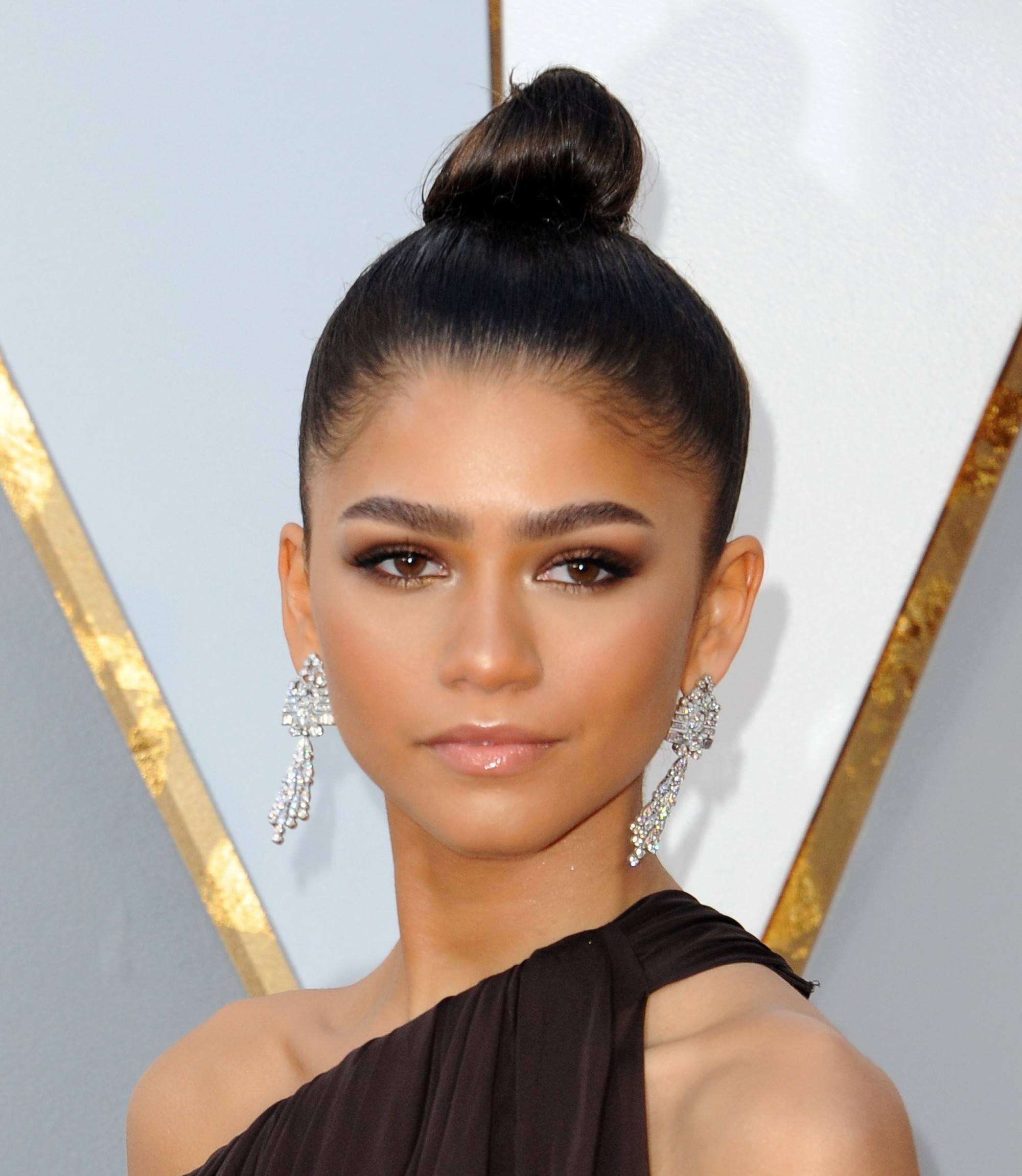 Gaya sleek top knot a la Zendaya. (Foto: Shutterstock)