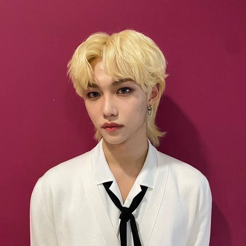 kpop idol felix stray kidz dengan rambut pirang kekuningan