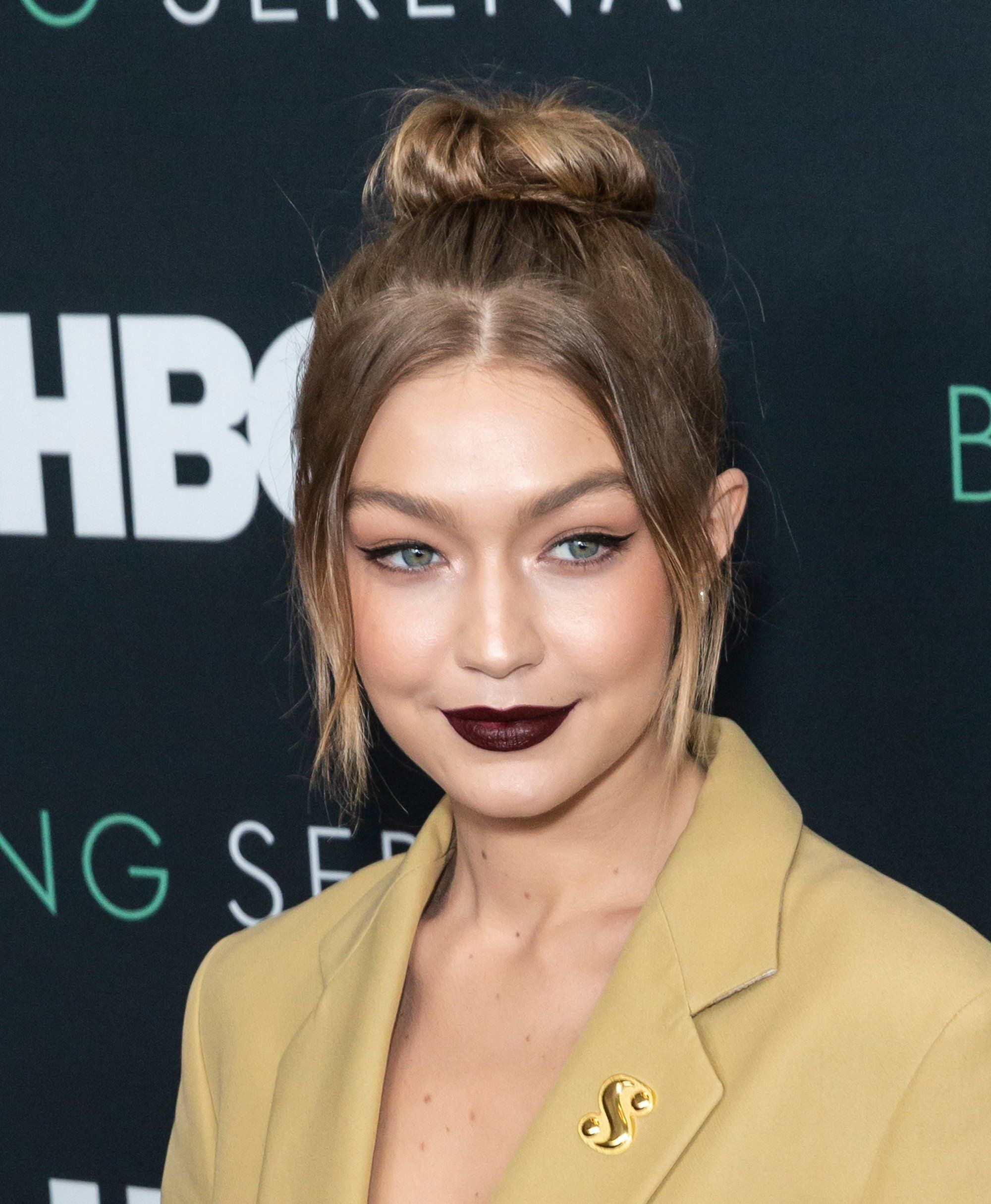 Gigi Hadid tampil kekinian dengan gaya fringe top knot. (Foto: Shutterstock)