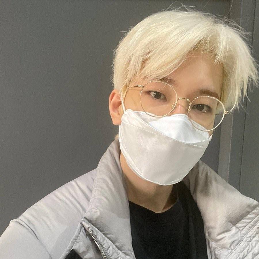 kpop idol wonwoo seventeen dengan rambut hasil bleaching warna light blonde