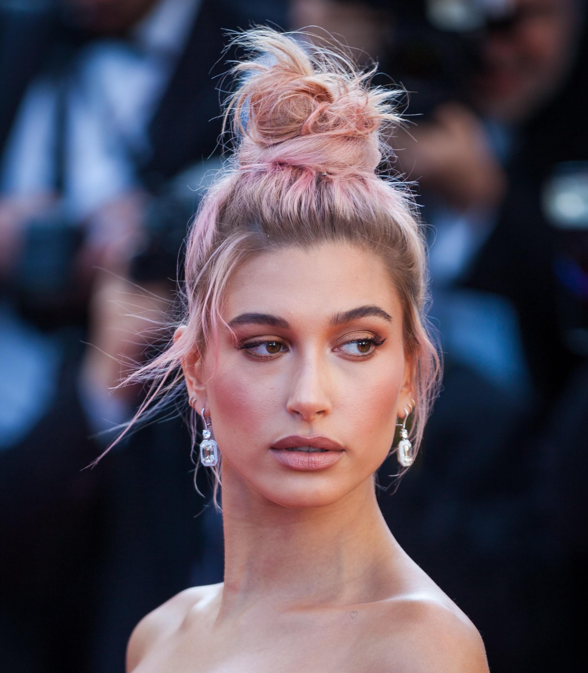 Gaya messy top knot ini akan terlihat lebih bertekstur dan keren pada rambut yang diwarnai. (Foto: Shutterstock)