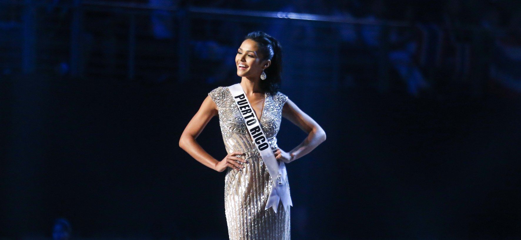 Gaya rambut high ponytail cukup elegan untuk disandingkan dengan gaun malam. (Foto: Shutterstock)