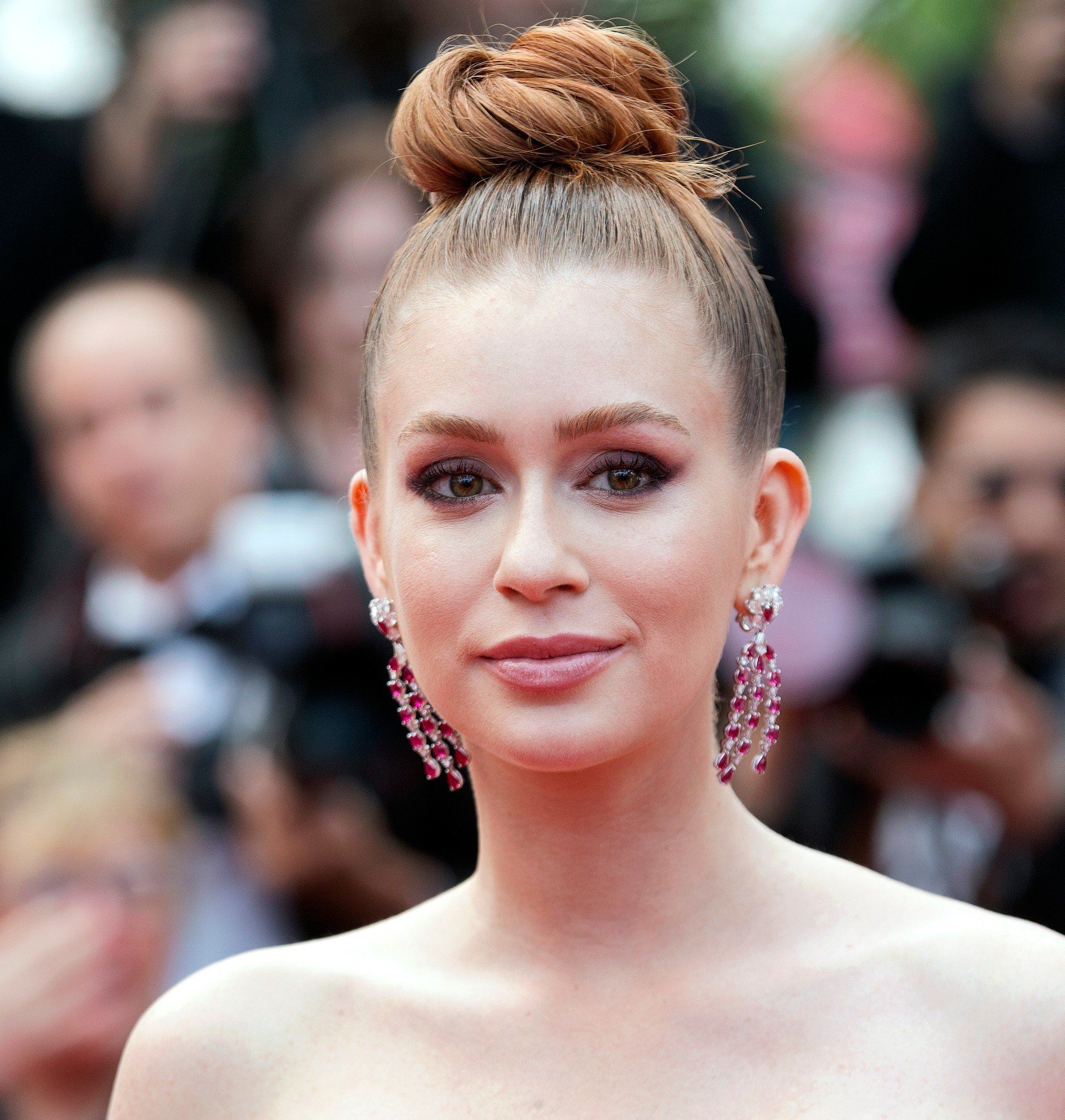 Hairstyle yang satu ini sempurna dijadikan andalan untuk ke pesta. (Foto: Shutterstock)