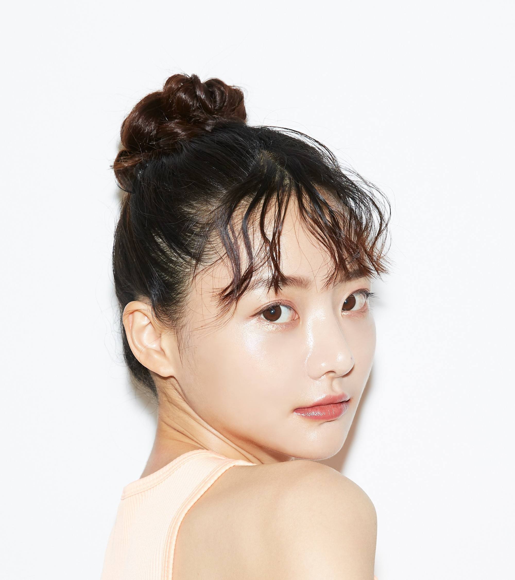 Variasi gaya poni kekinian untuk top knot. (Foto: Shutterstock)