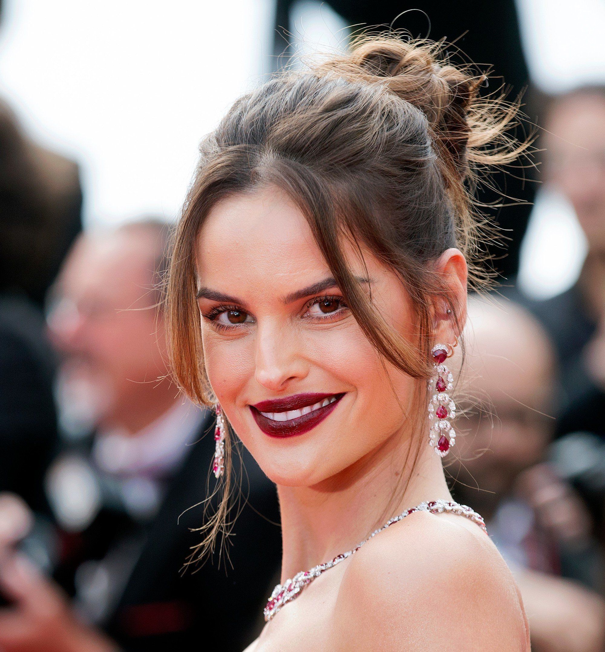 Aksen fringe atau poni bisa menciptakan ilusi wajah yang lebih tirus. 