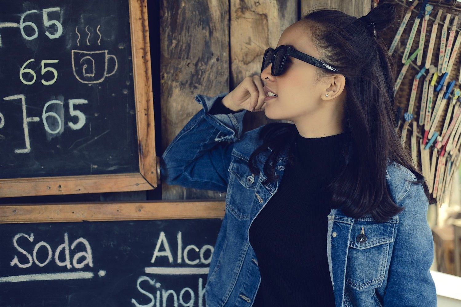 Gerai rambut indahmu dan berikan aksen top knot pada bagian atas. (Foto: Shutterstock)
