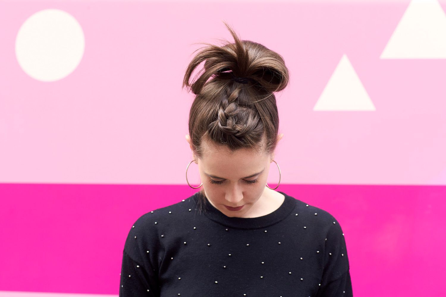 Selain kepang belakang, kamu bisa berikan aksen kepang pada bagian depan. (Foto: Dvora)
