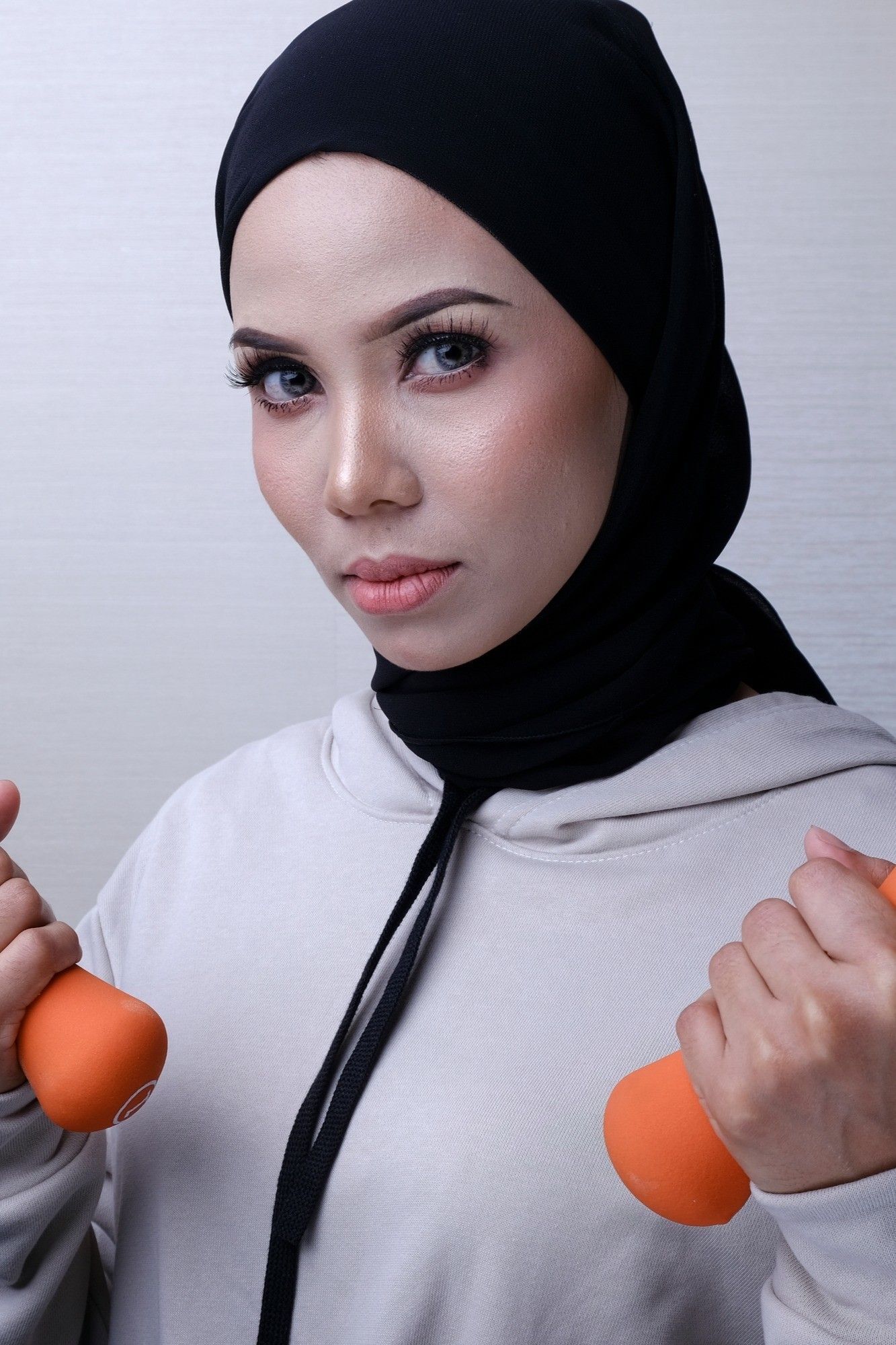 Gaya hijab yang menonjolkan rahang wajah terlihat praktis dan cocok untuk olahraga ringan. (Foto: Shutterstock)