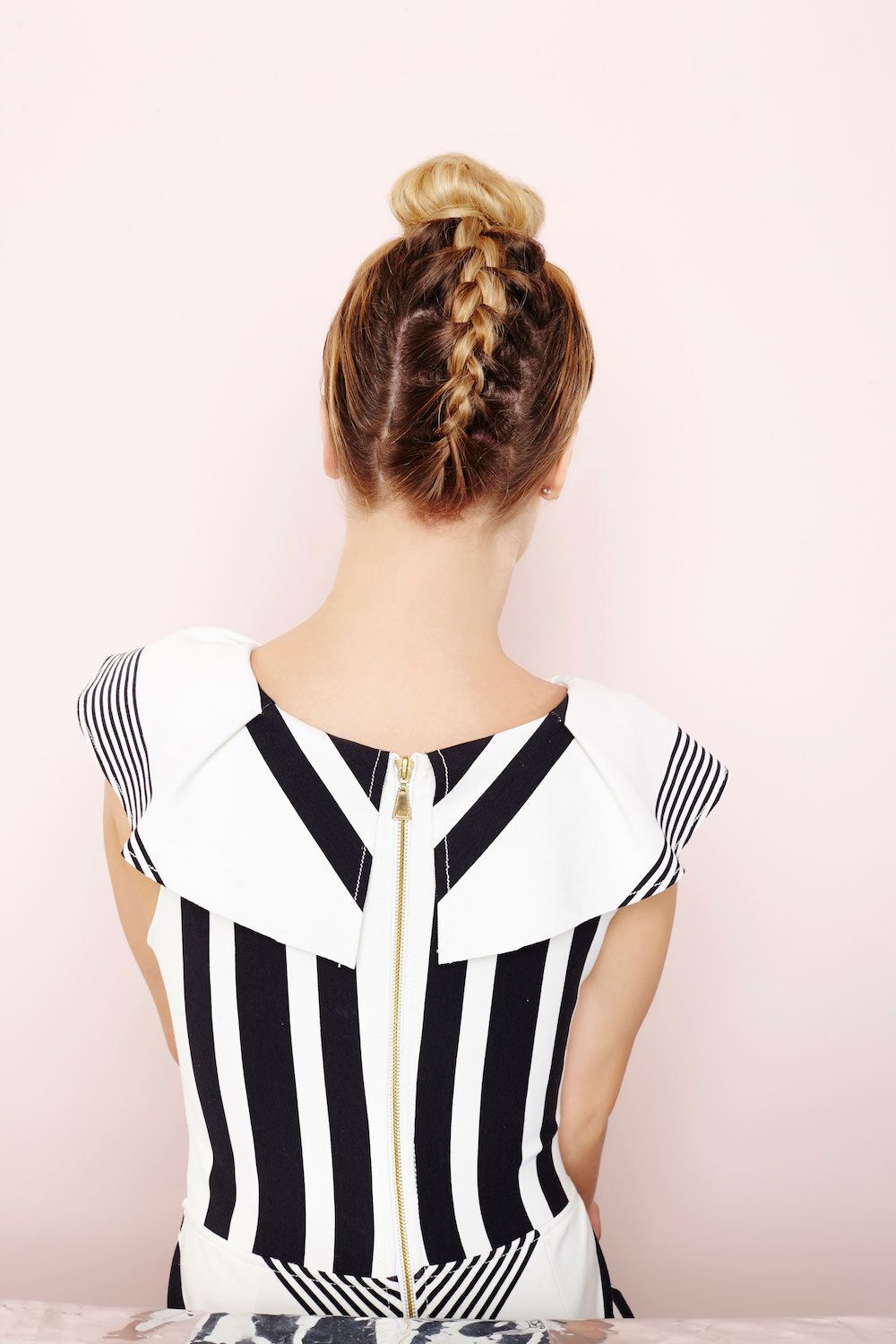 Berikan kepang upside down pada bagian belakang rambut. (Foto: Verity Jane Smith)
