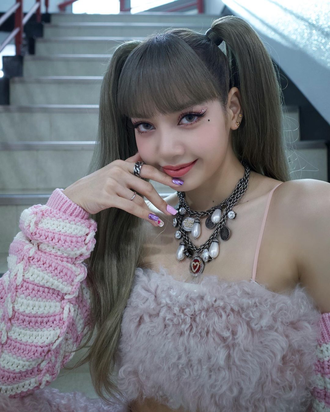 Gaya rambut double high ponytail cocok untuk kamu yang energik. (Foto: Instagram/@lalalalisa_m)