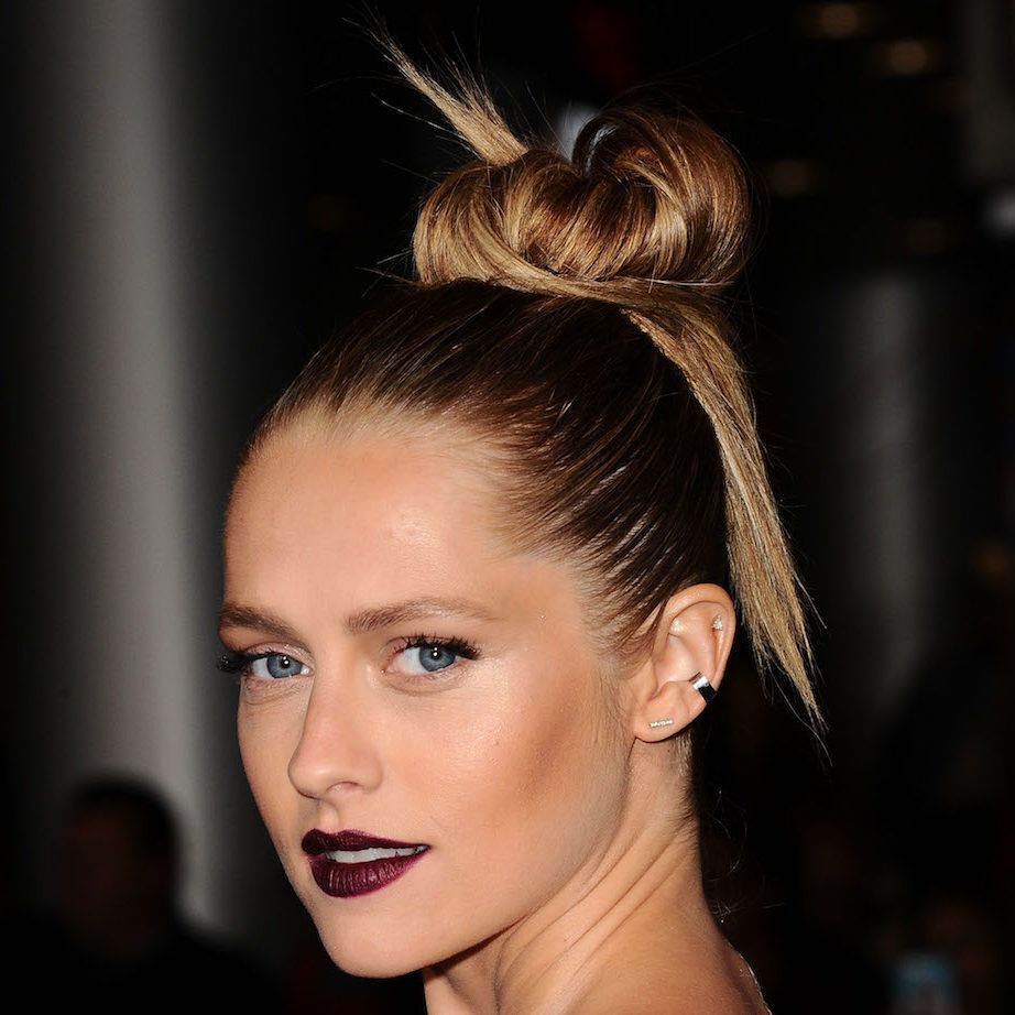 Selain gaya rambut top knot yang rapi, kamu juga bisa coba gaya ini. (Foto: REX by Shutterstock)
