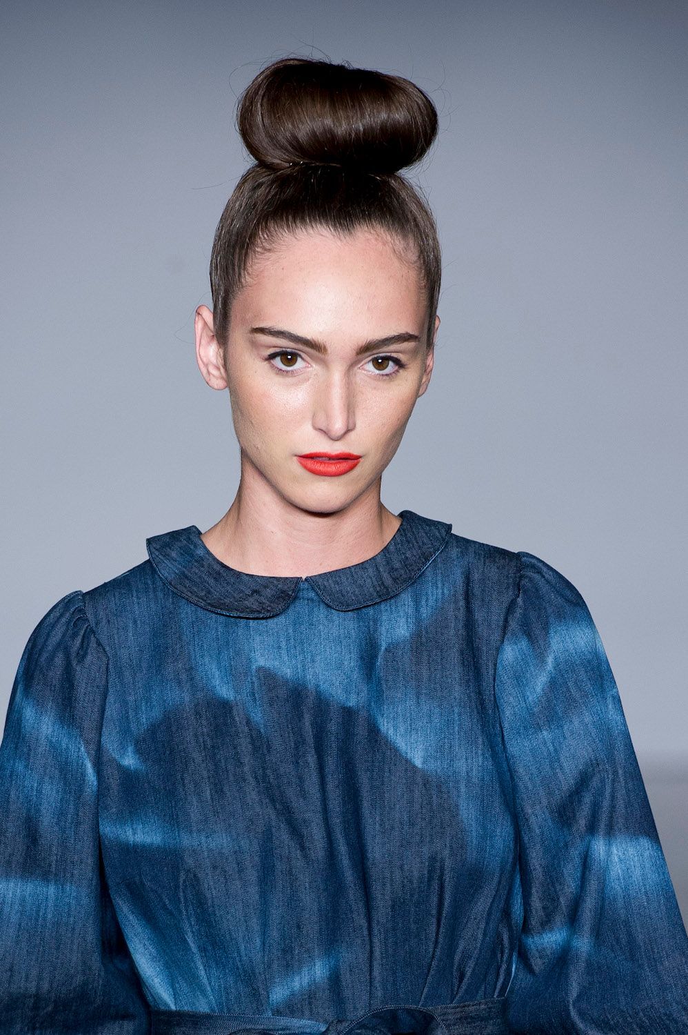 Untuk acara formal, kamu bisa coba tambahkan donut bun. (Foto: Indigitalimages.com)
