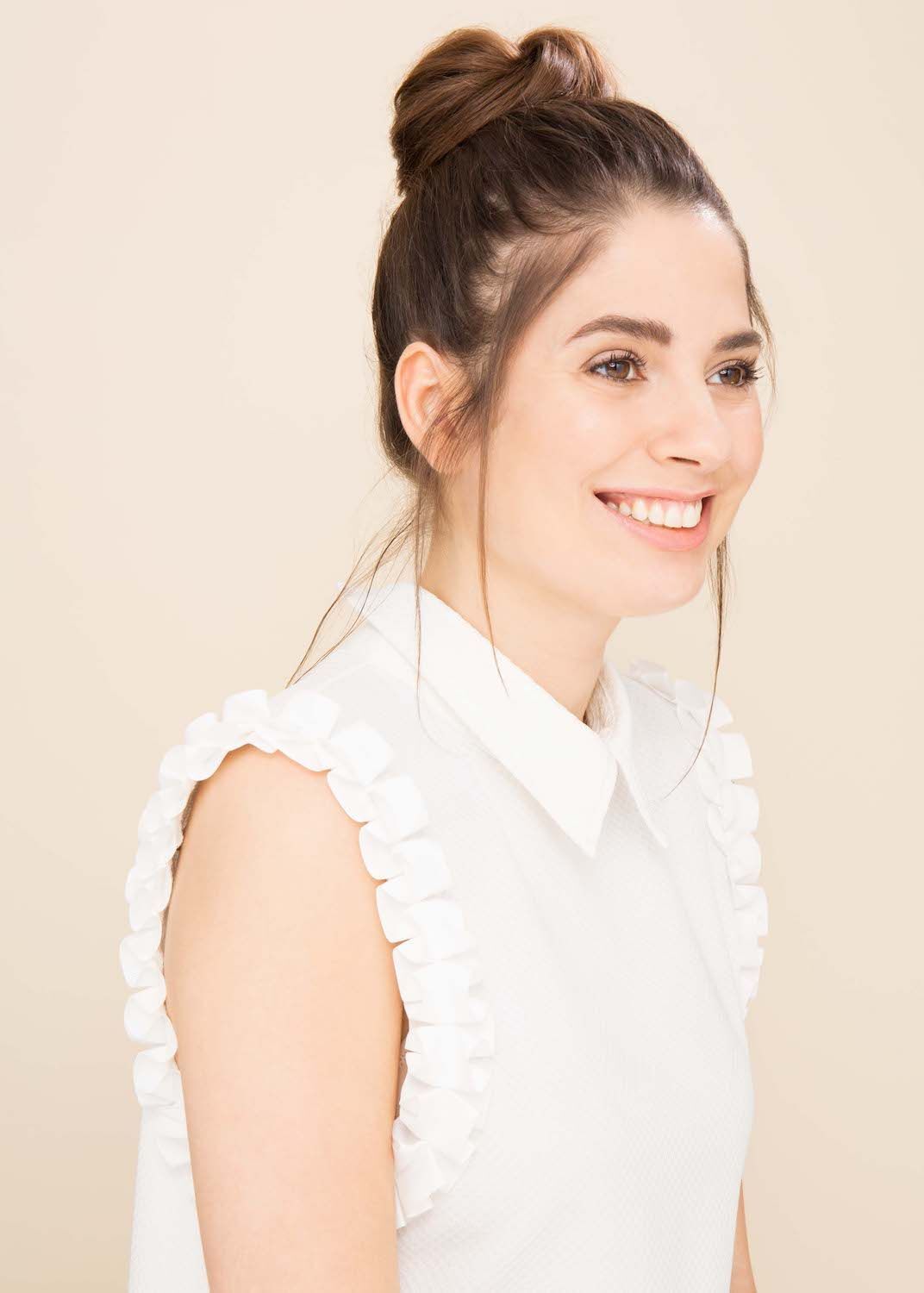 Model rambut ini membuat tampilanmu semakin feminine. (Foto: Verity Jane Smith)
