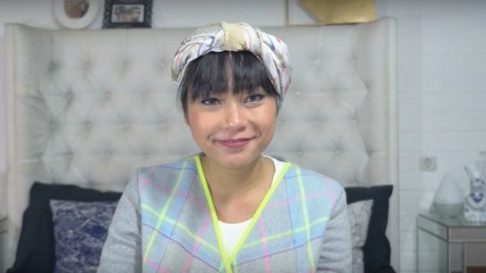 Gaya rambut liburan simple turban a la Ayla Dimitri. 