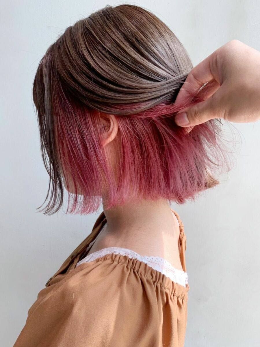 Warna pink juga cocok untuk rambut cokelat. (Foto: Pinterest)