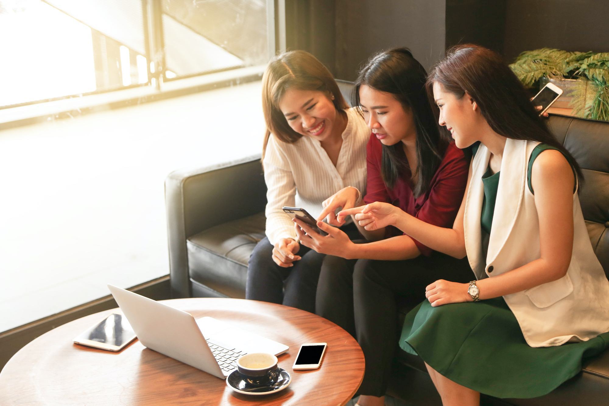 wanita dalam kelompok sedang mengobrol