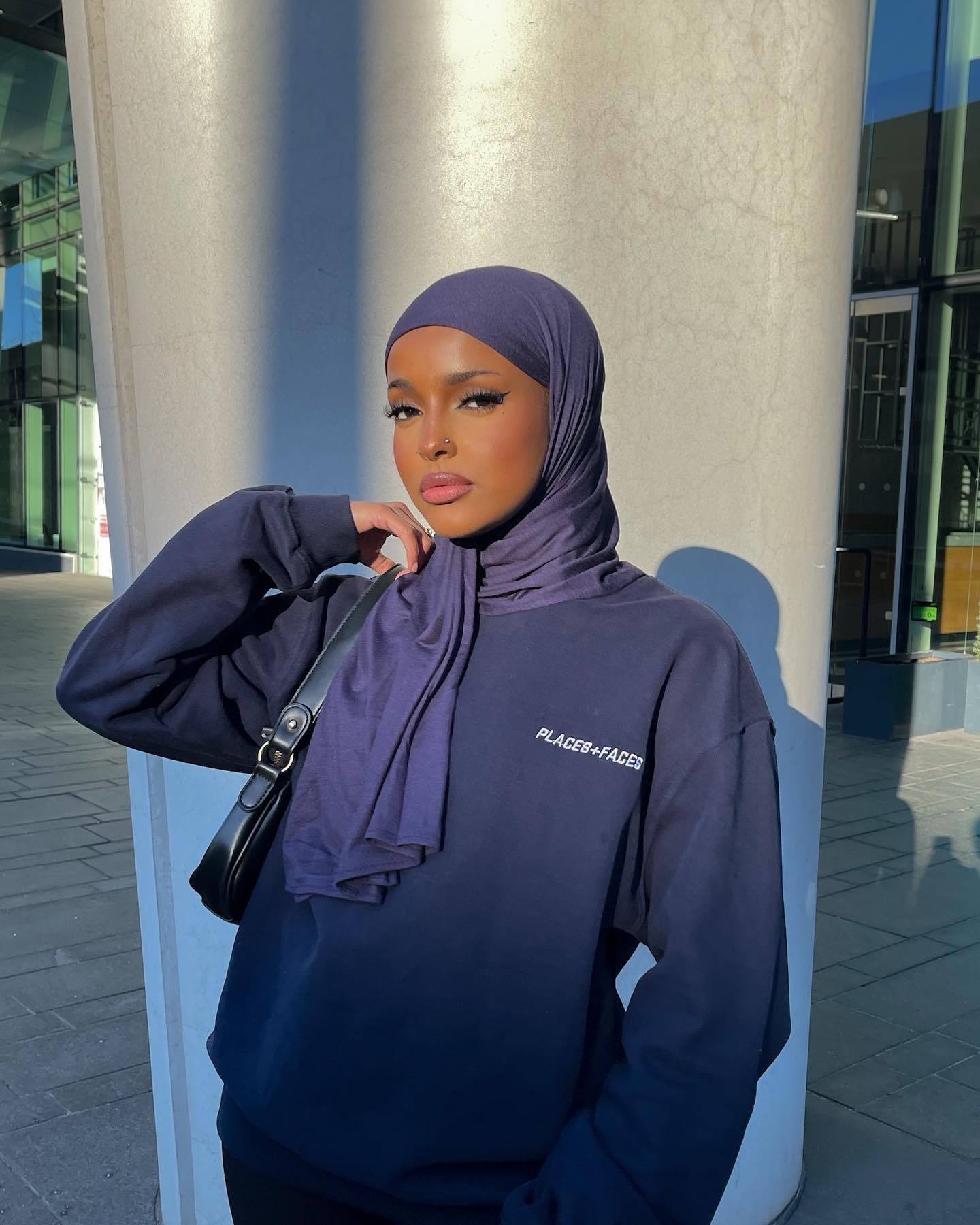 Kerudung warna biru cocok untuk kulit sawo matang. (Foto: Instagram.com/sailingnas)