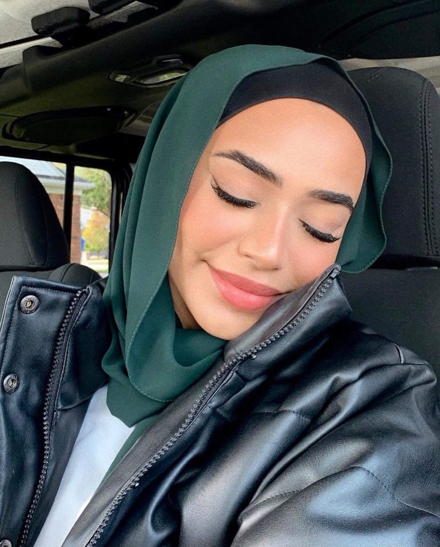 Hijab warna hijau emerald cocok dipadukan dengan outfit warna netral. (Foto: Instagram.com/modish_hijab)