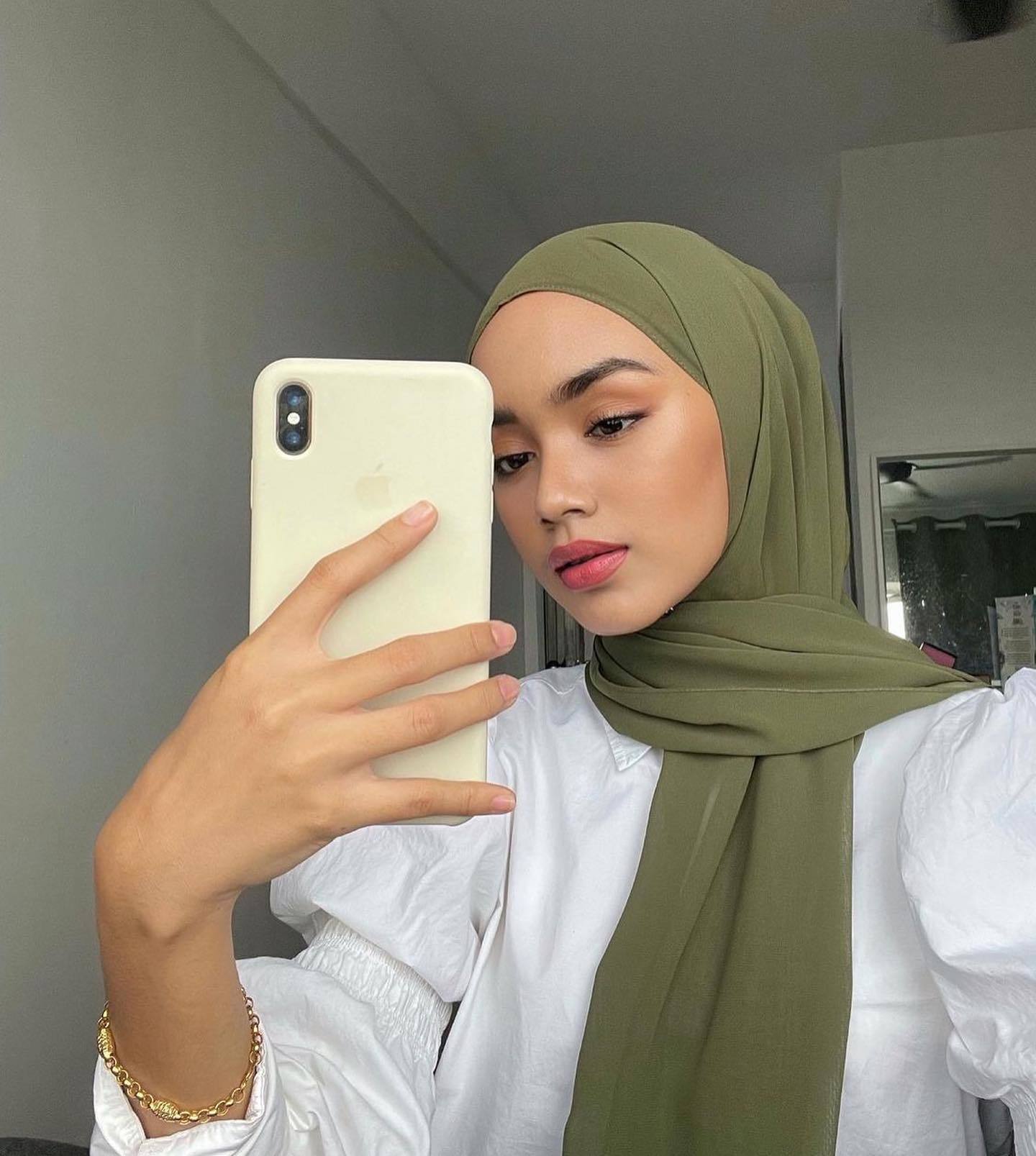 Pilih pashmina warna hijau olive yang kalem. (Foto: Instagram.com/nuin.azahary)