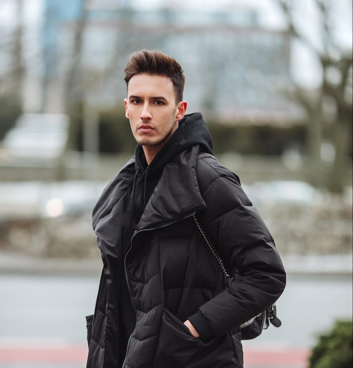 Faux hawk juga bisa dicoba pada rambut lurus, loh. (Foto: Shutterstock)