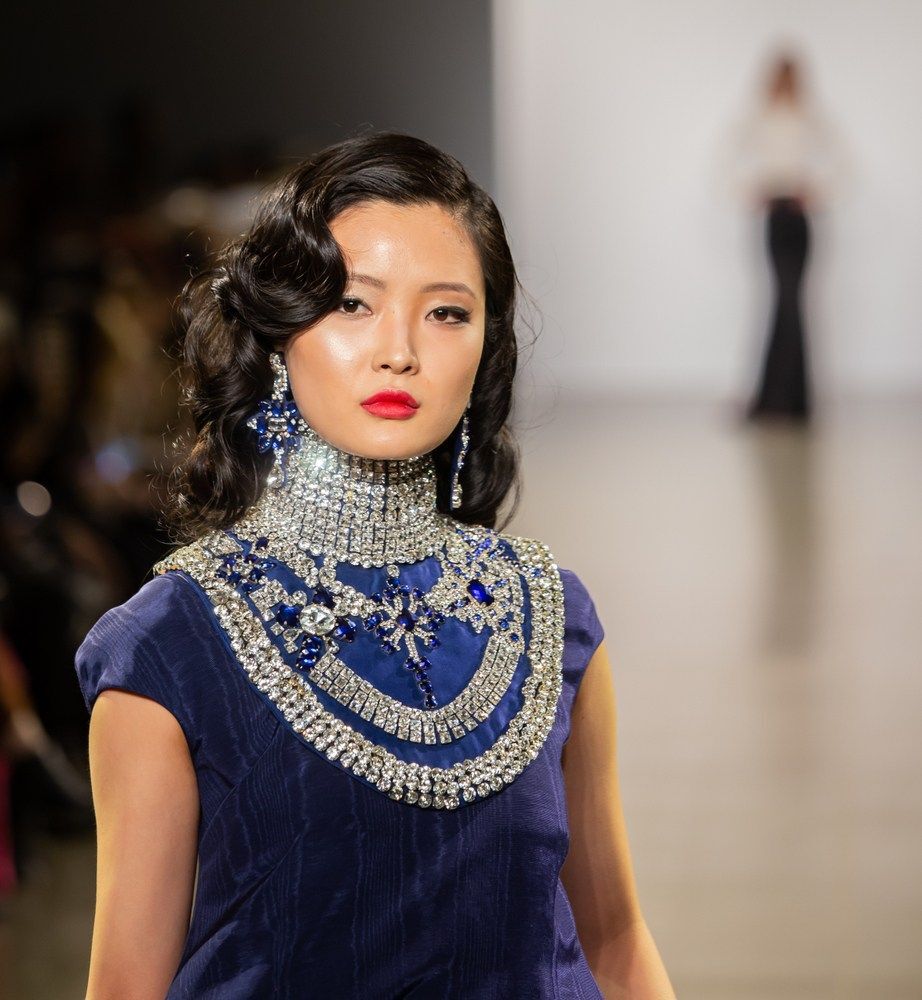 Sesekali tampil beda dengan gaya rambut keriting vintage, kenapa tidak? (Foto: Shutterstock