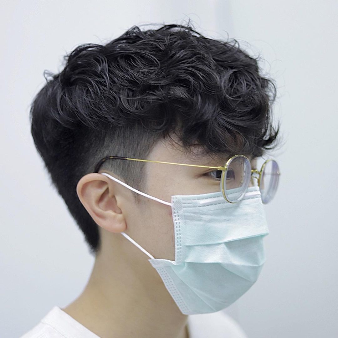 pria asia dengan rambut undercut keriting