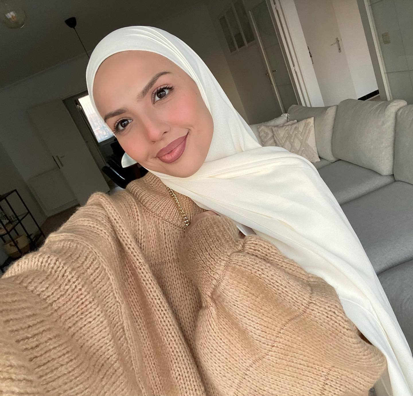 Kulit wajah auto cerah kalau pakai hijab warna ivory. (Foto: Instagram.com/sauf.etc)
