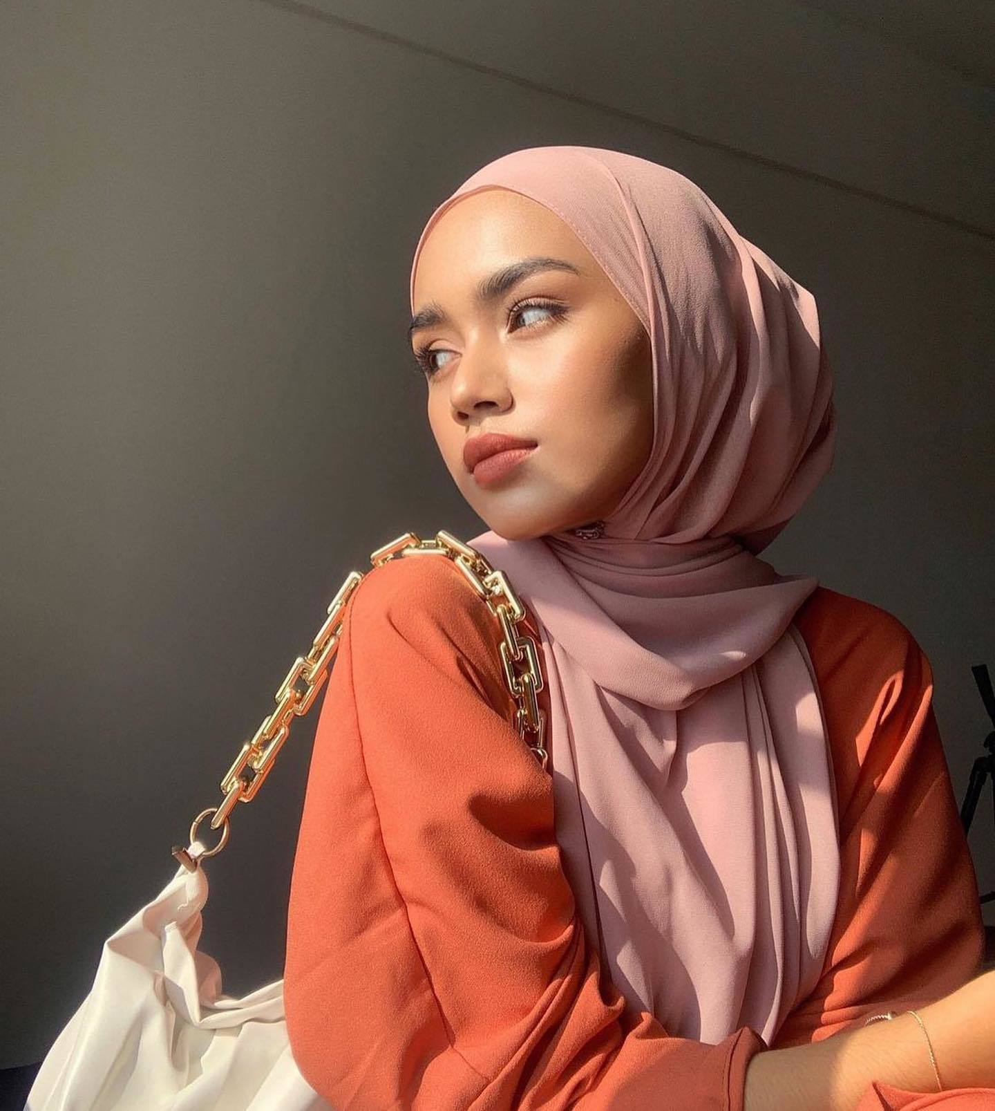 Tampil manis dan feminin pakai hijab warna pink blush. (Foto: Instagram.com/nuin.azahary)