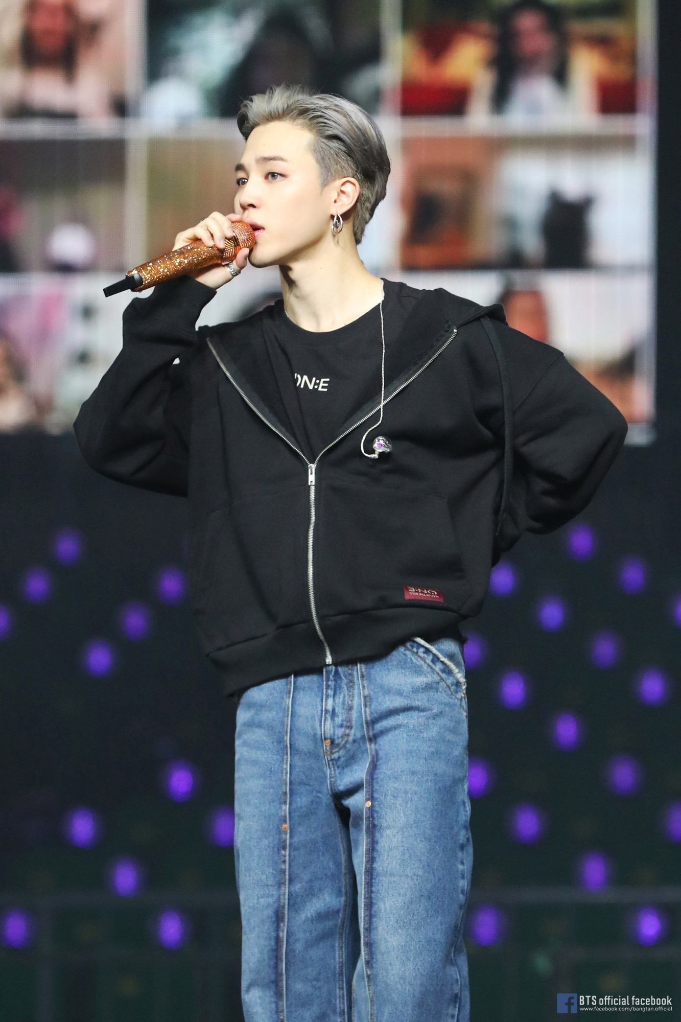 Kamu bisa menatanya ke belakang maupun ke samping. (Foto: facebook.com/bangtan)