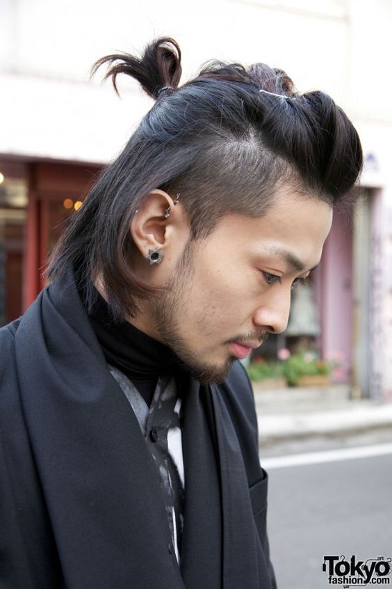 Gaya rambut man bun biasanya dipadukan dengan undercut. (Foto: TokyoFashion)