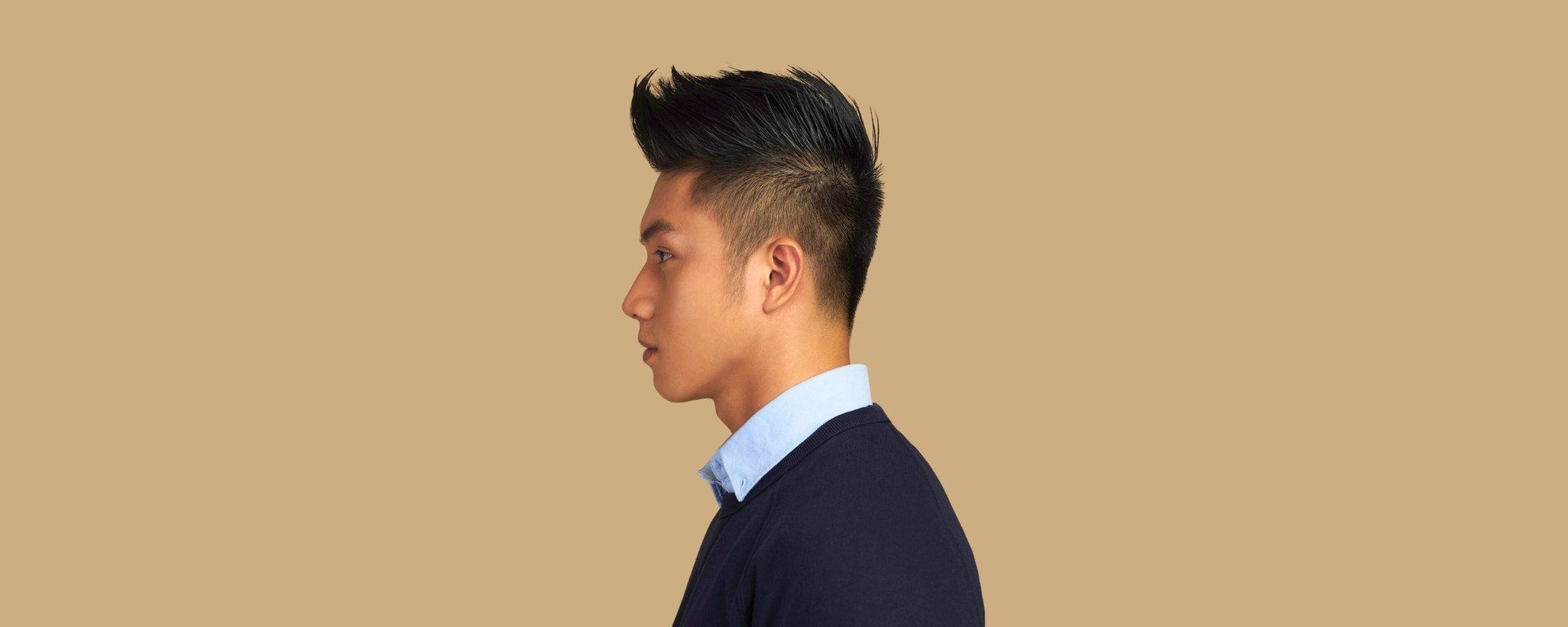 pria indonesia dengan model rambut undercut kombinasi faux hawk