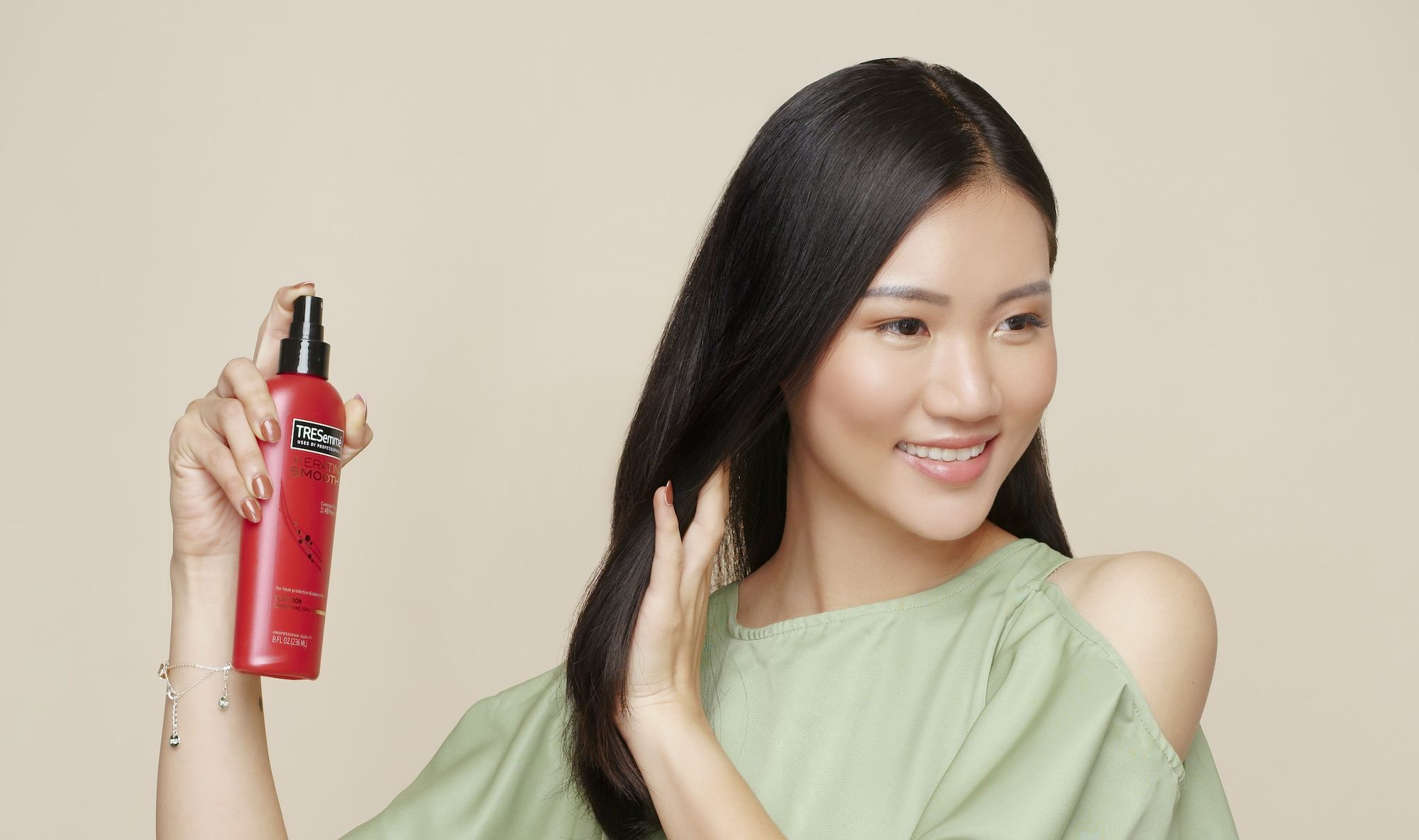 Wanita Indonesia menggunakan spray rambut