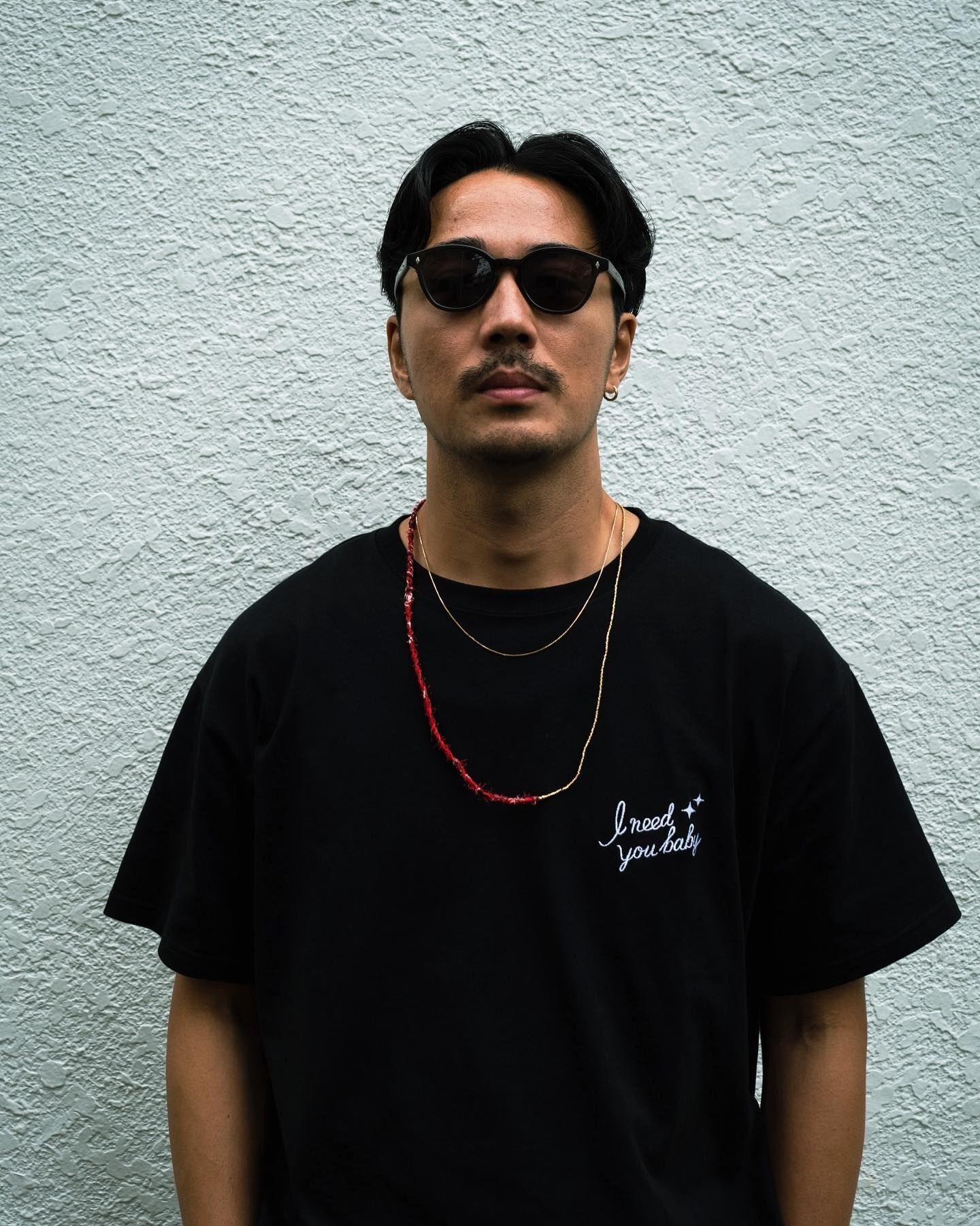 Perpaduan gaya rambut belah tengah dengan kumis scruffy. (Foto: Instagram.com/shingo1980)